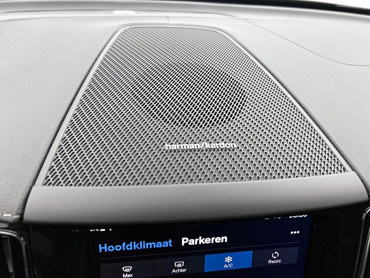 48687982 volvo xc60 2 0 t6 awd ultra dark 95