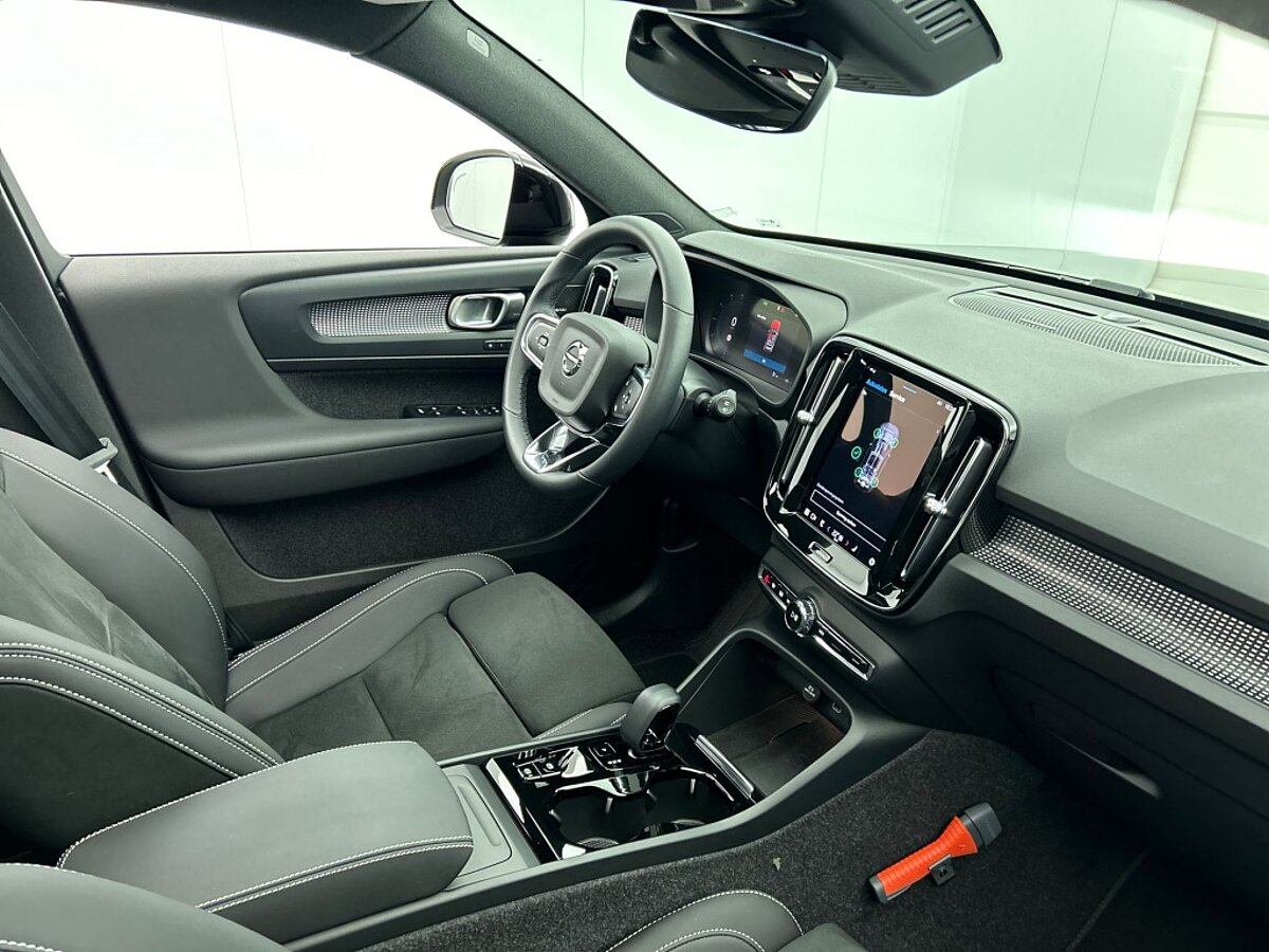 46931780 volvo xc40 2 0 b4 plus black edition 51
