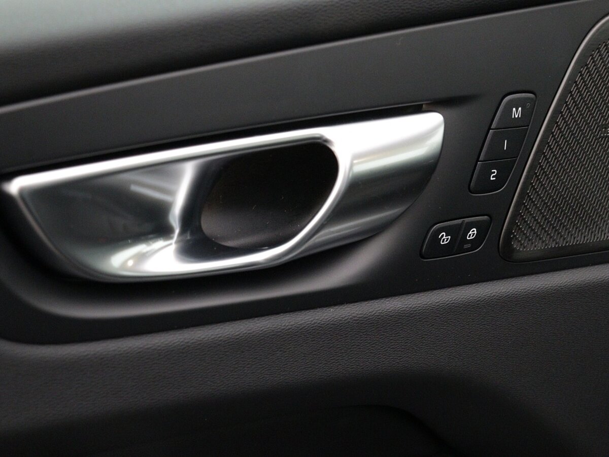 43680818 volvo xc60 2 0 t8 awd plus dark harman kardon 41