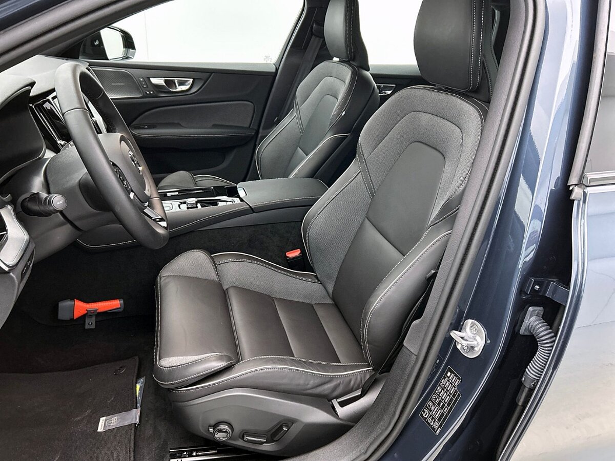 47465265 volvo v60 2 0 t6 awd dark 94