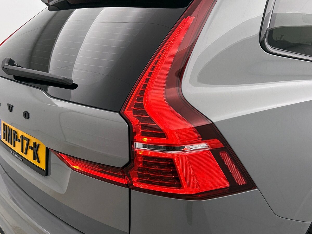 43680818 volvo xc60 2 0 t8 awd plus dark harman kardon panoramadak 21 lm velg 70