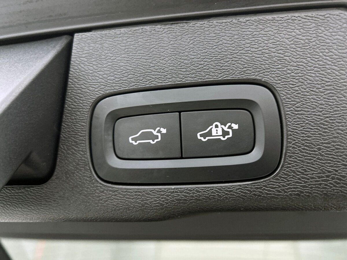 43680818 volvo xc60 2 0 t8 awd plus dark harman kardon panoramadak 21 lm velg 64