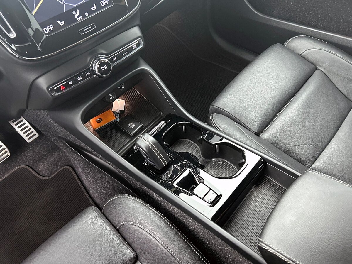 49243180 volvo xc40 1 5 t5 recharge r design 9 01