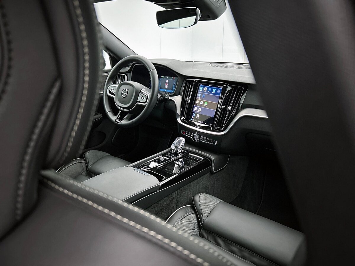 49294915 volvo v60 2 0 t6 awd plus dark 64