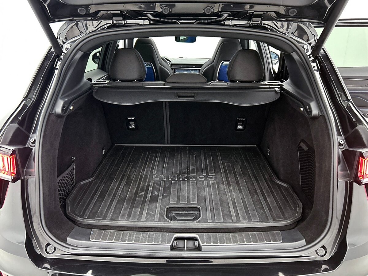 46742268 lynk co 01 1 5 phev black edition 08