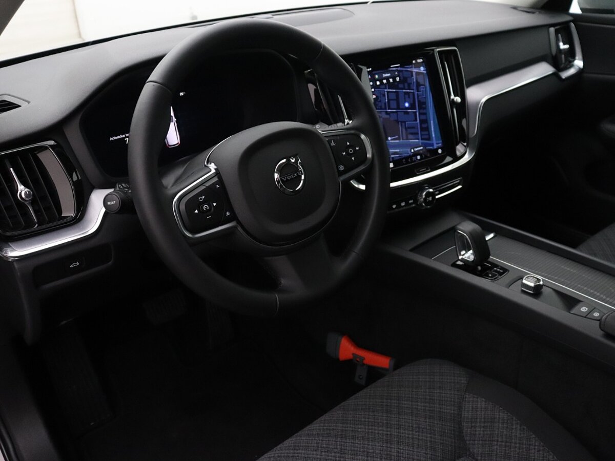 40923694 volvo v60 2 0 b3 essential edition 18 inch wielen trekhaak driver a 5 01