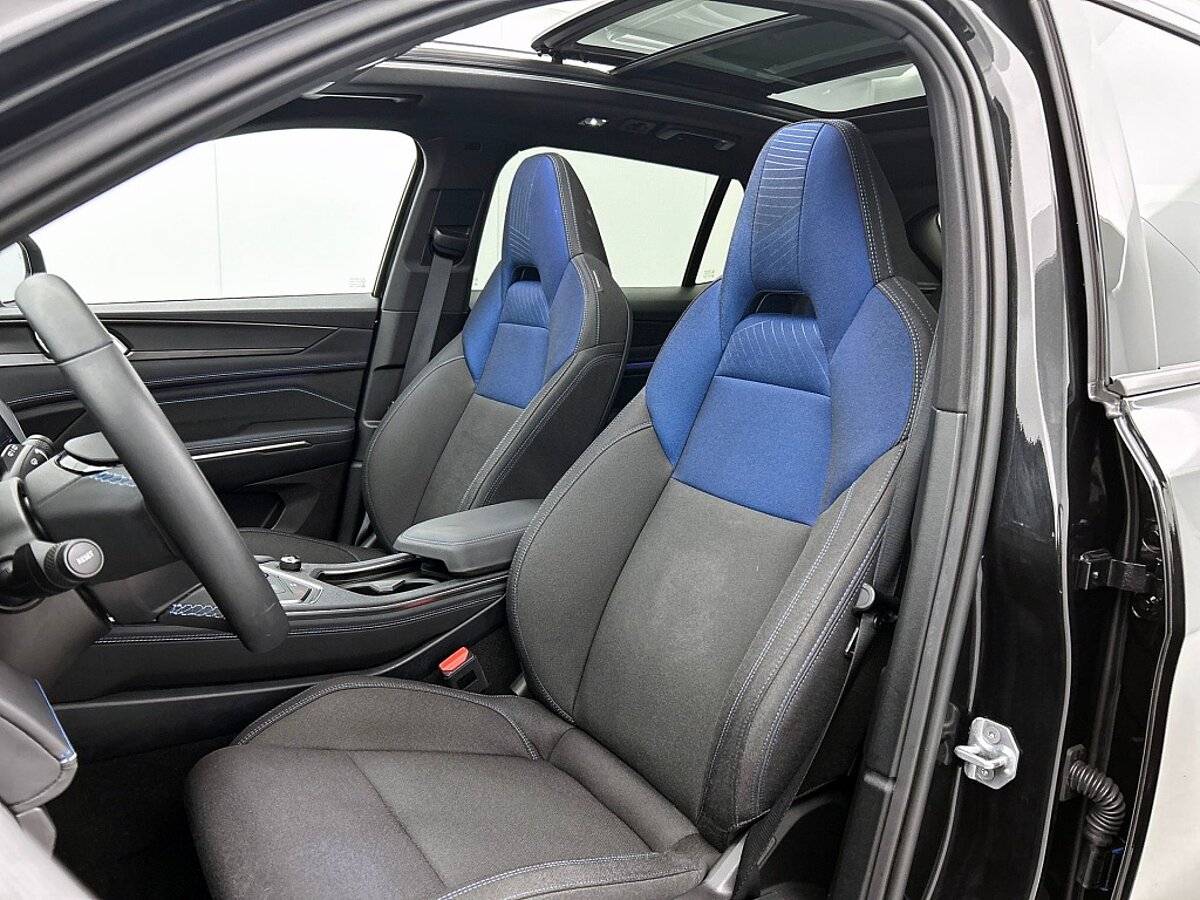 46742268 lynk co 01 1 5 phev black edition 51