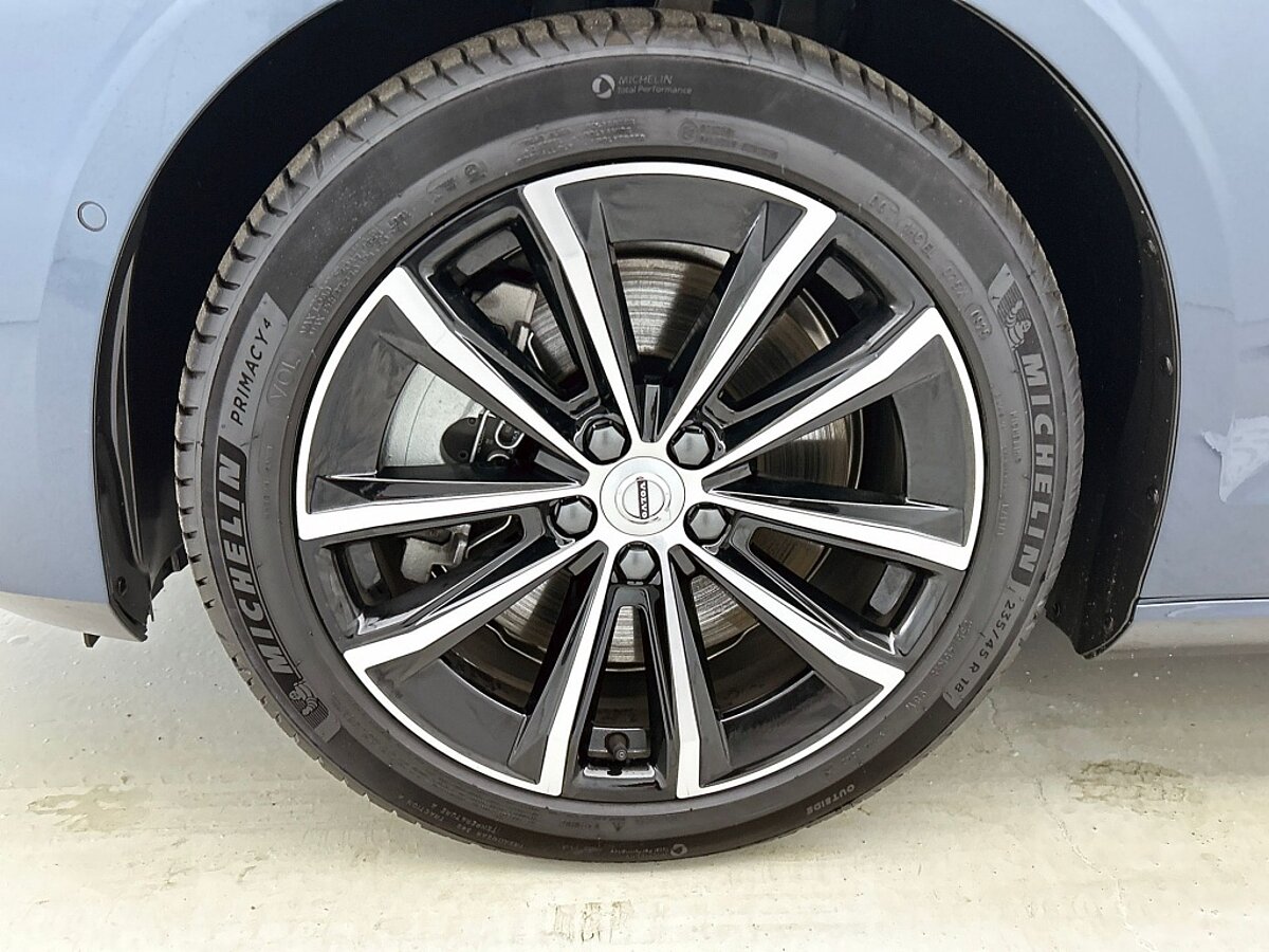 47465265 volvo v60 2 0 t6 awd dark 70