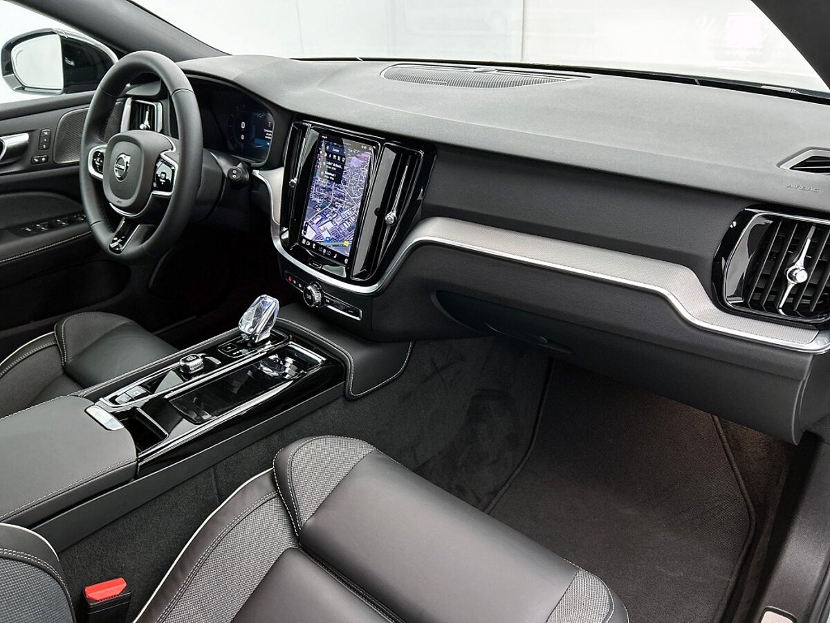 47443693 volvo v60 2 0 t6 awd dark 55