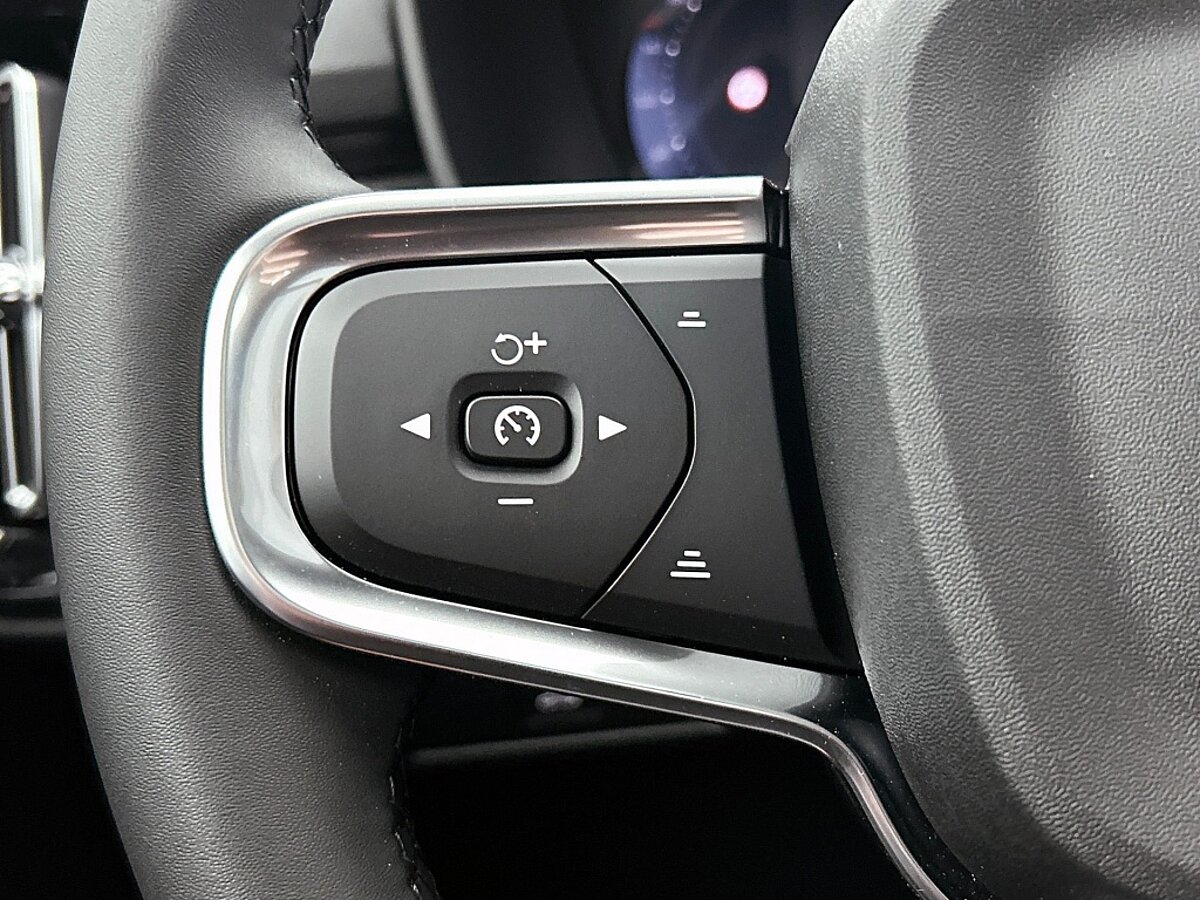46844168 volvo xc40 2 0 b4 plus black edition 7 01