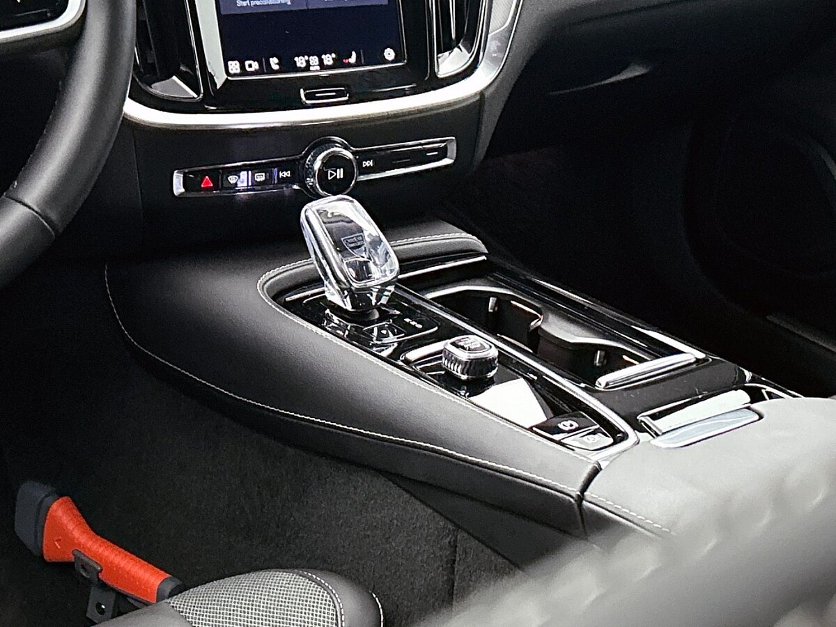 49833650 volvo v60 2 0 t6 awd plus dark trekhaak 360 camera harman kardon aud 67