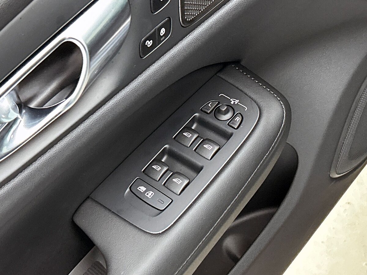 49250153 volvo v60 2 0 t8 awd ultra dark trekhaak panorama dak leder 69