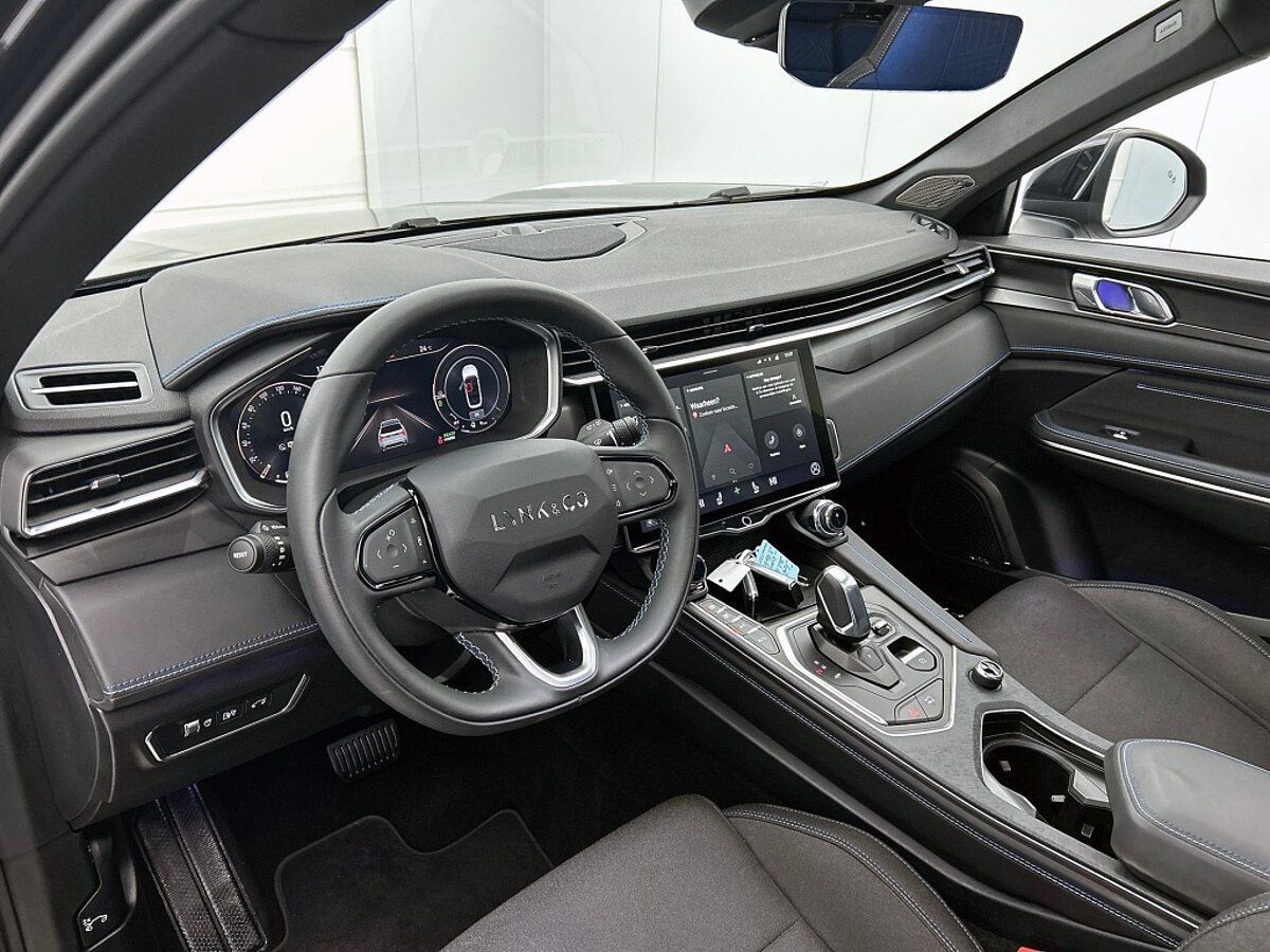 46742268 lynk co 01 1 5 phev black edition 37