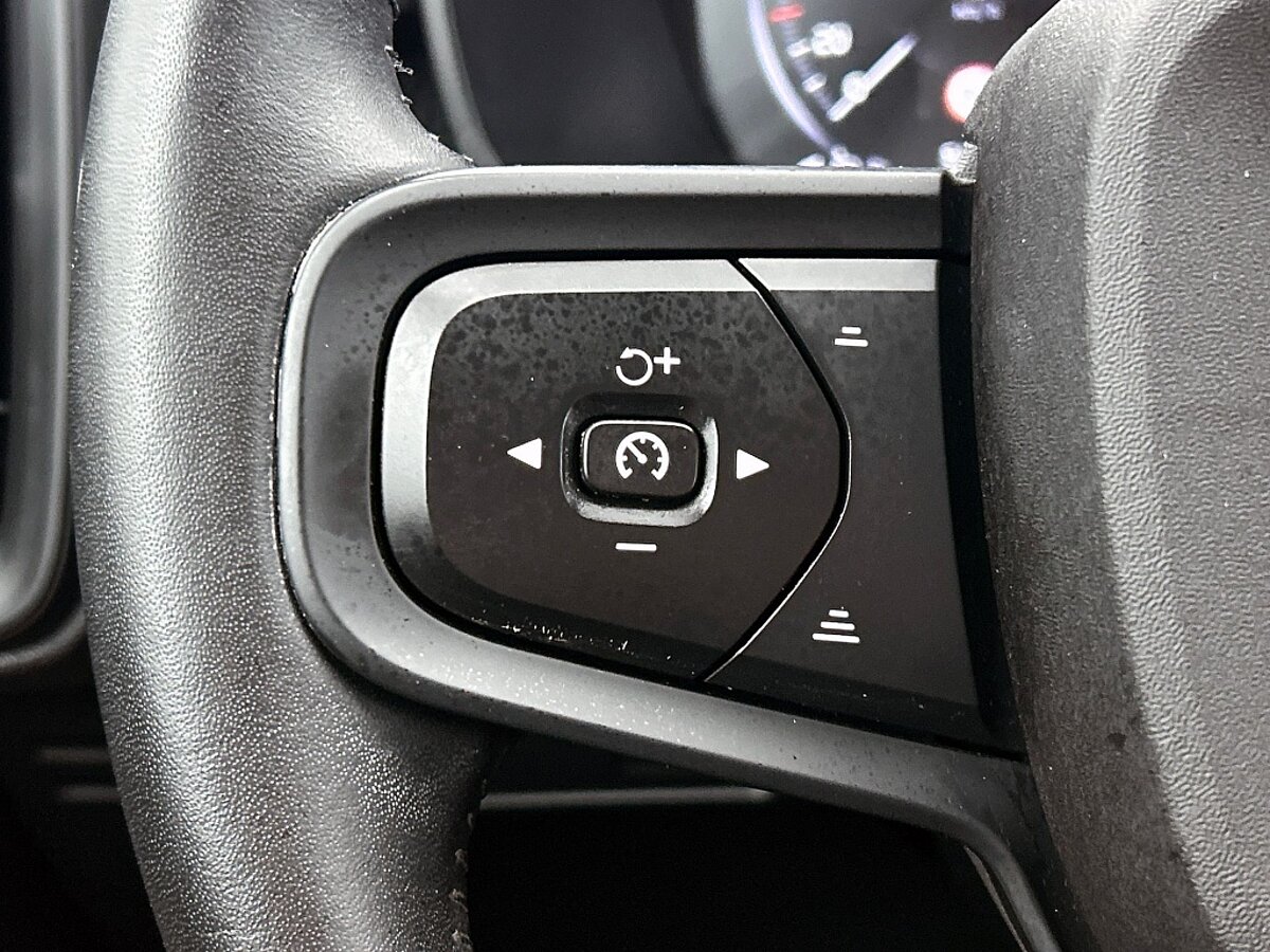 46251143 volvo xc40 1 5 t2 momentum core 33