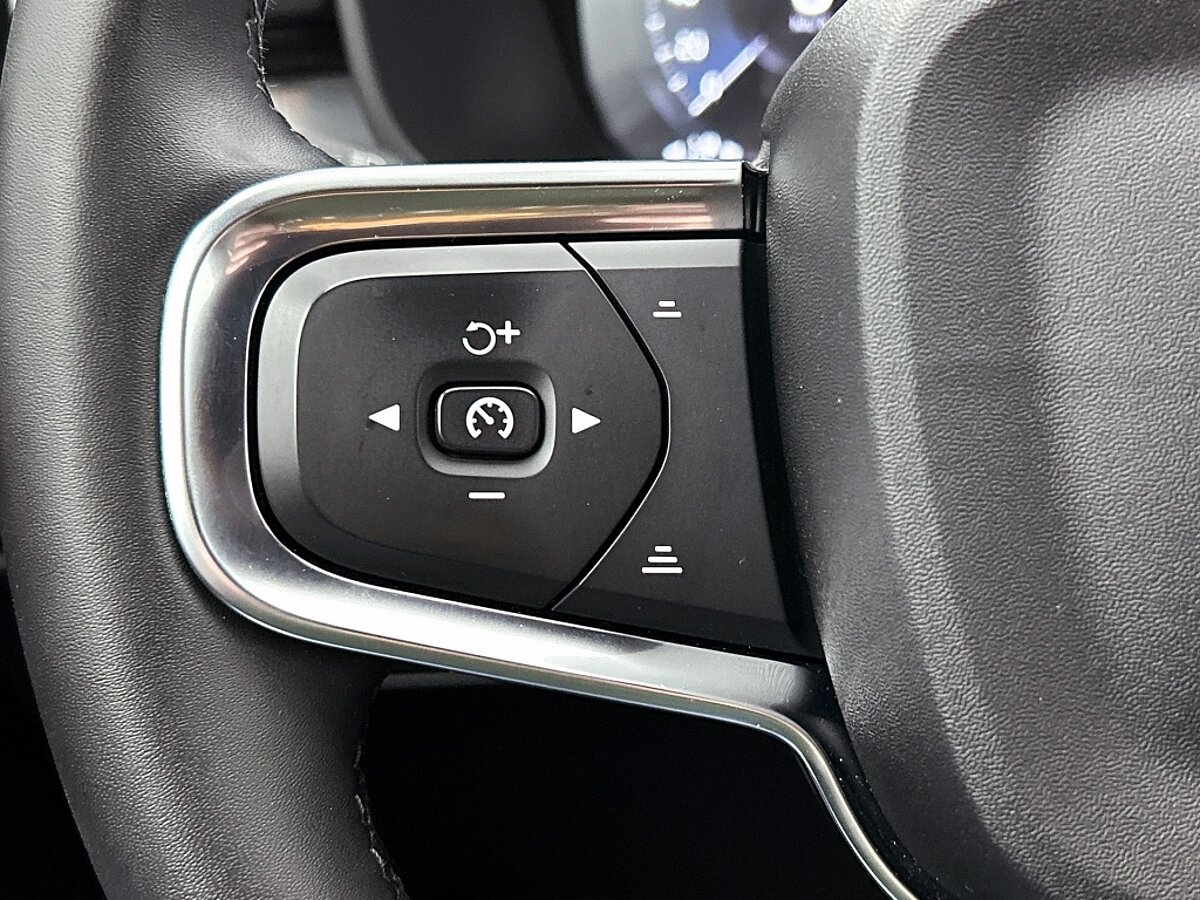 49484327 volvo xc40 1 5 t4 plug in hybrid core bright navigatie sensoren voor 60