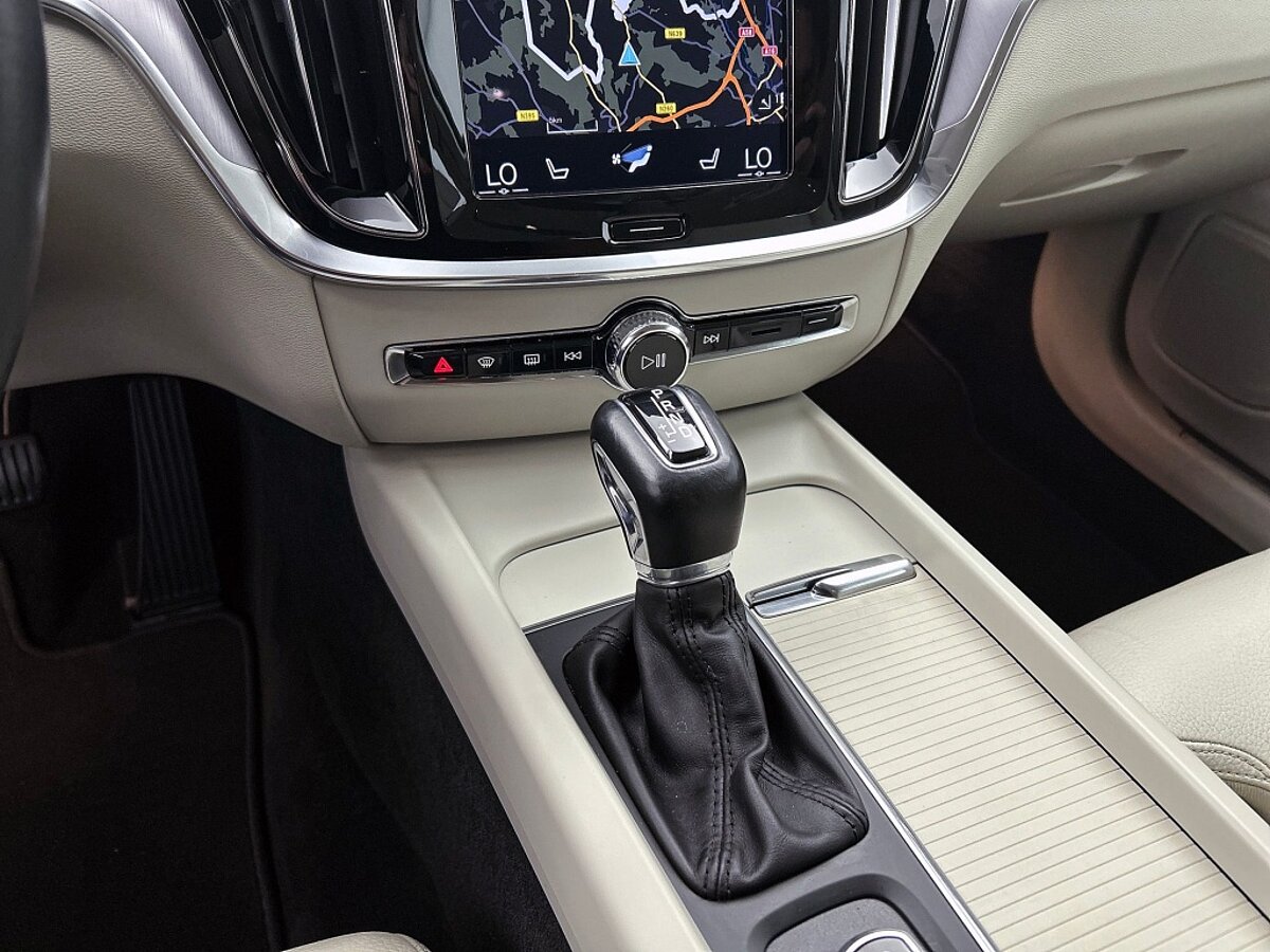 49484399 volvo v60 t5 momentum climate pack pilot assist camera h k blis 9 01