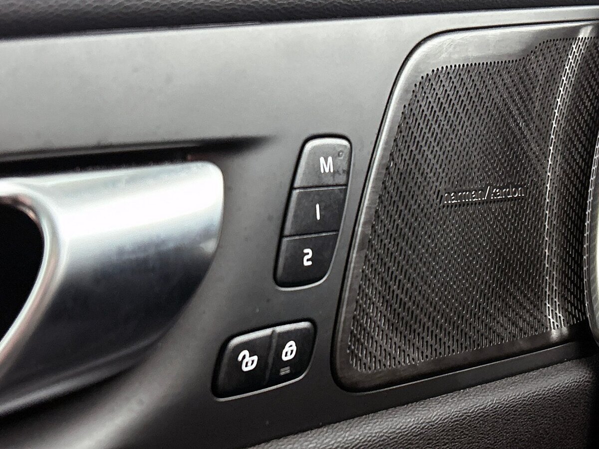 43680818 volvo xc60 2 0 t8 awd plus dark harman kardon panoramadak 21 lm velg 04