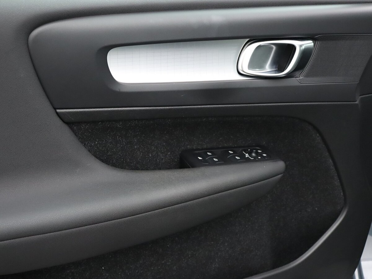 35603828 volvo xc40 1 5 t4 recharge r design expression 65