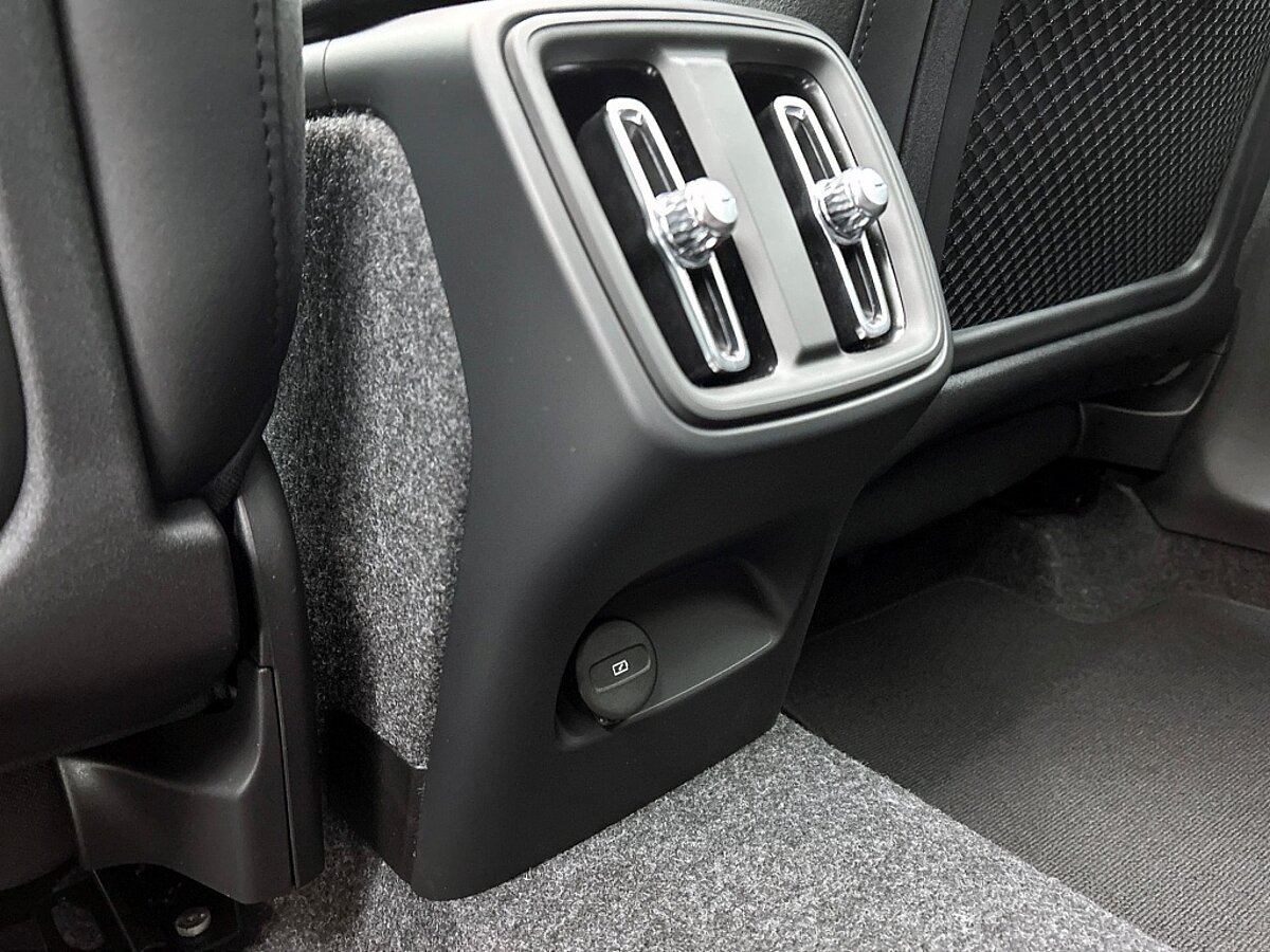 46591412 volvo xc40 xc40 b4 plus black edition lounge pack voorraad 9