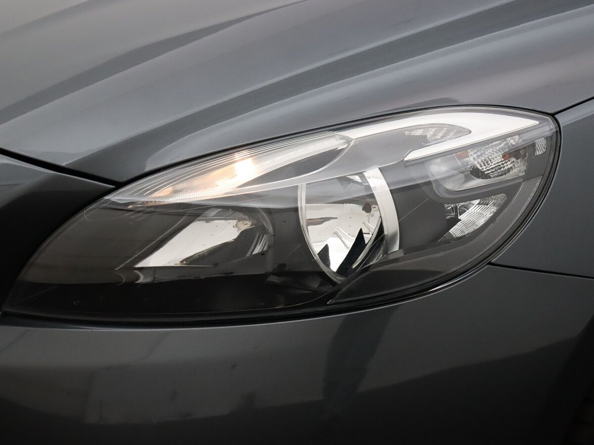 34316555 volvo v40 1 6 t4 momentum 53
