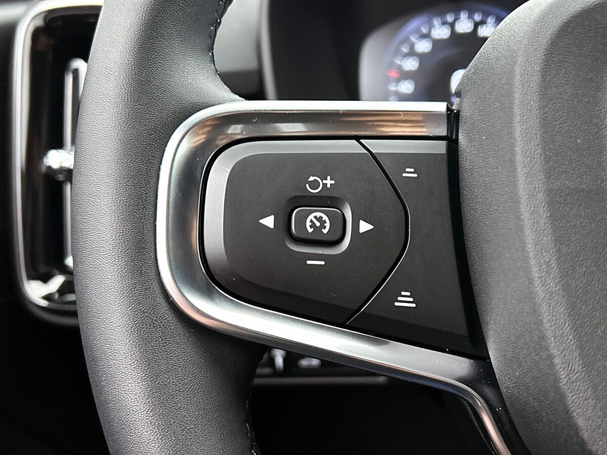 46990970 volvo xc40 1 5 t4 recharge r design 7