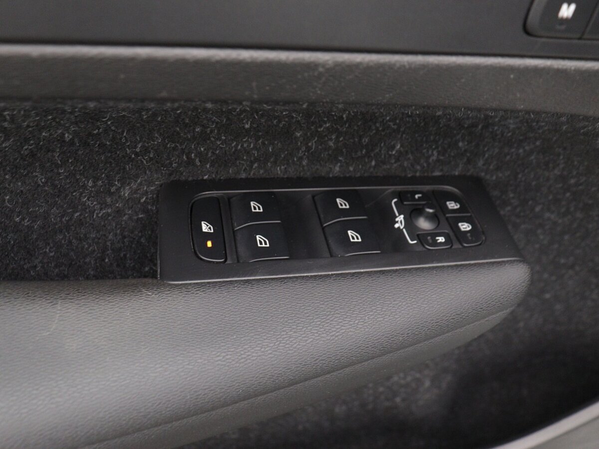 43351572 volvo xc40 1 5 t5 te r design panoramadak getinte ramen elektrische v fd1f79
