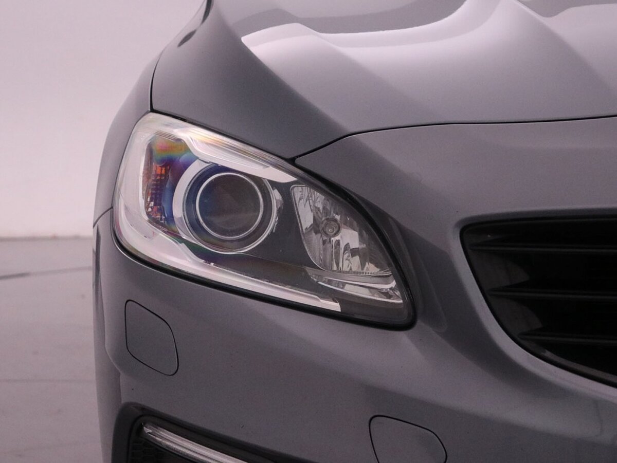 36006266 volvo v60 2 0 d2 r design 8 01