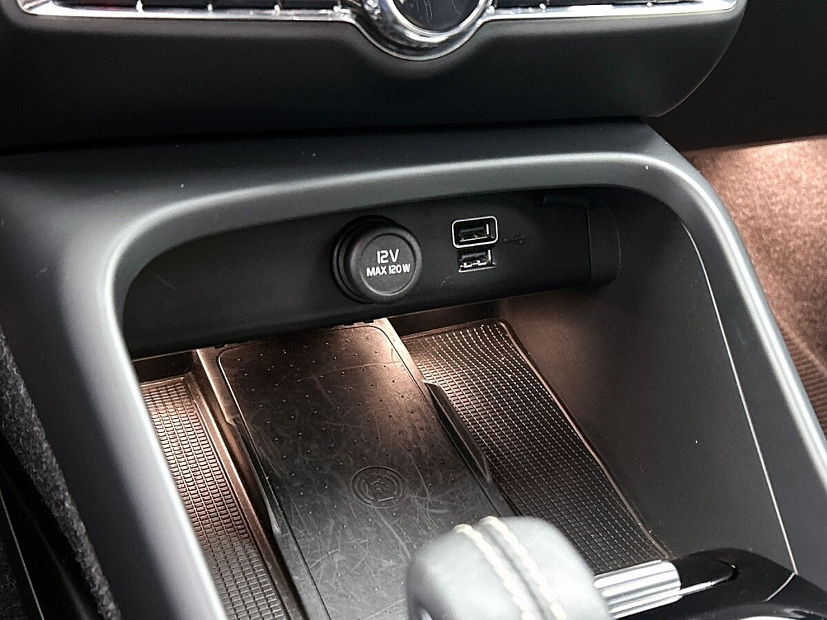 46990970 volvo xc40 1 5 t4 recharge r design 26