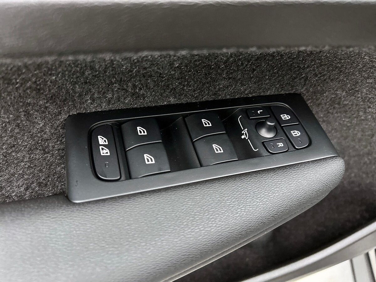 46844168 volvo xc40 2 0 b4 plus black edition c91e30