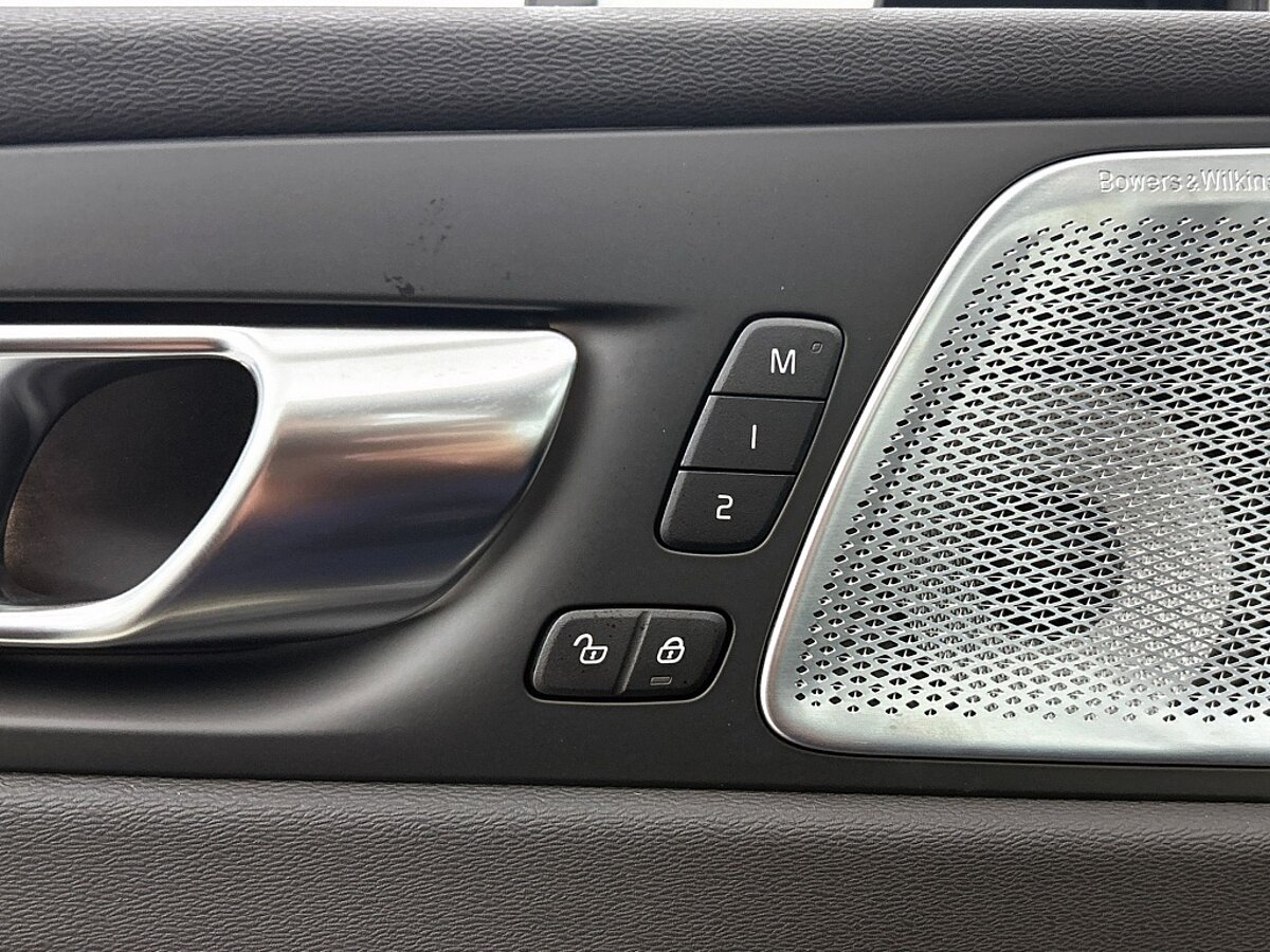 49129007 volvo xc60 2 0 t6 awd ultra black edition 02