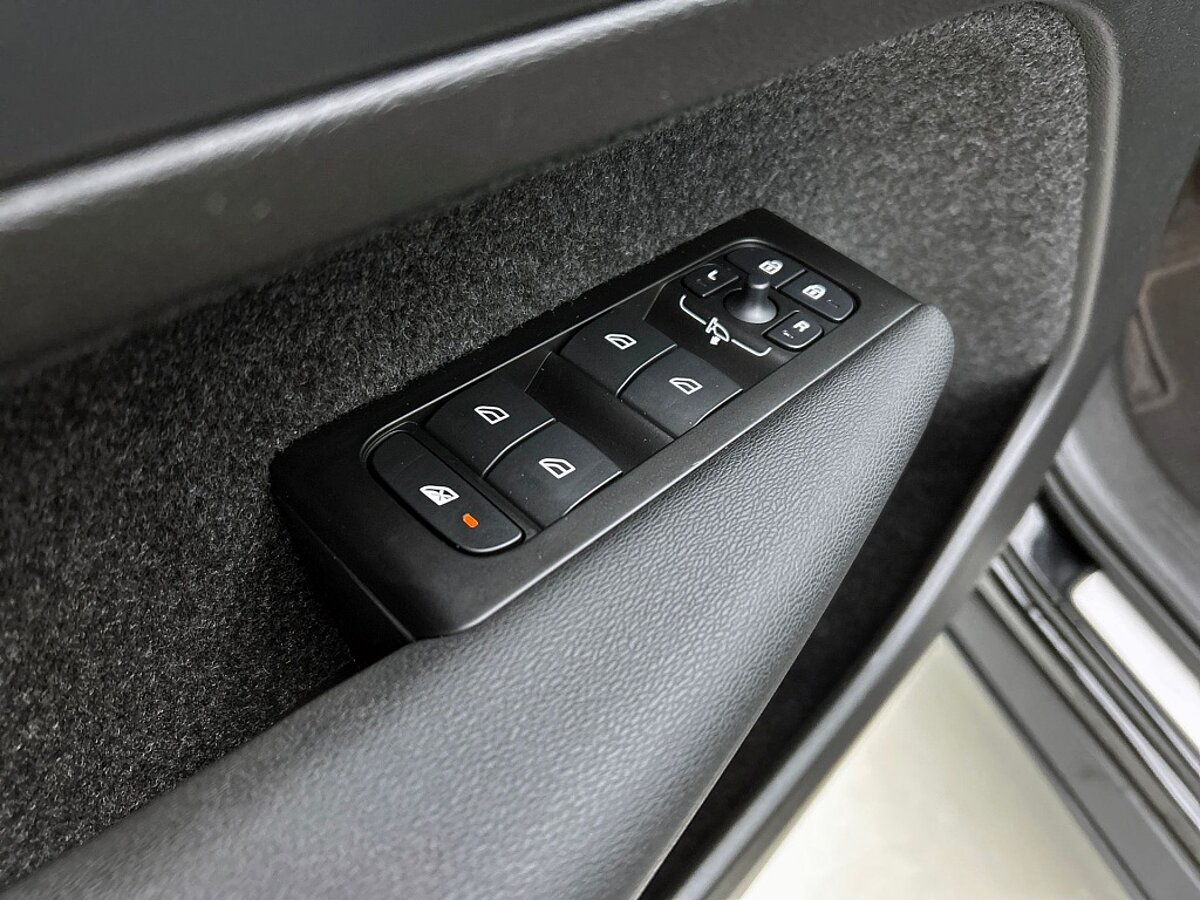 46990970 volvo xc40 1 5 t4 recharge r design 40