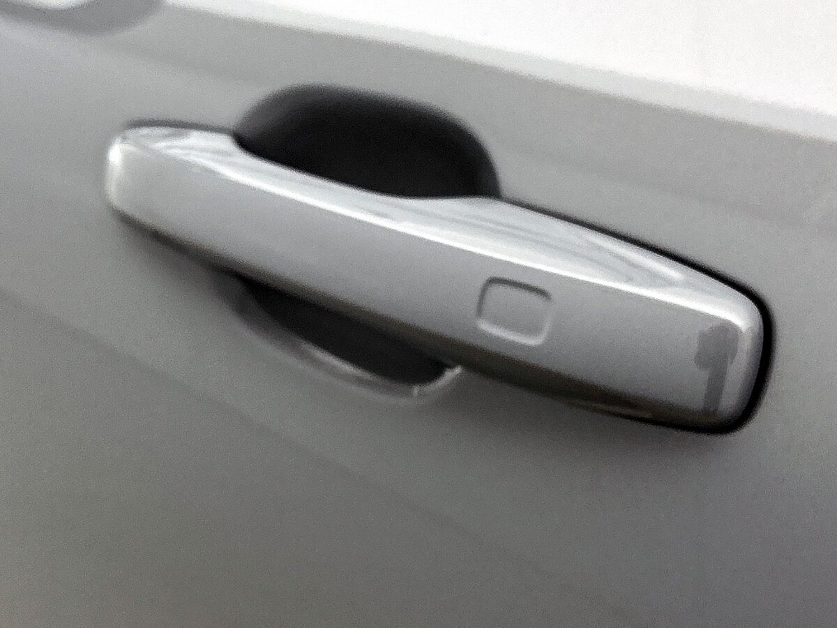 43680818 volvo xc60 2 0 t8 awd plus dark harman kardon panoramadak 21 lm velg 67