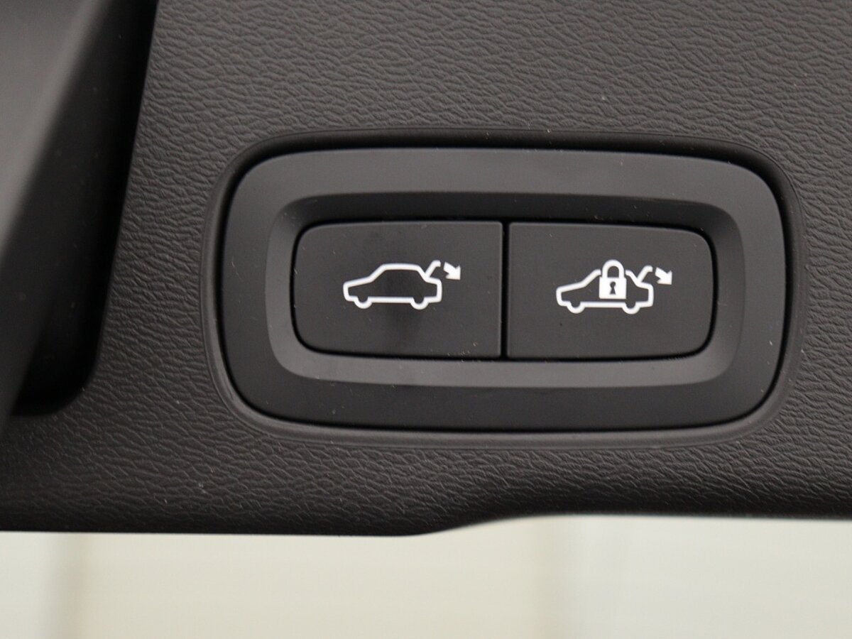 43863335 volvo xc60 2 0 recharge t8 r design 29