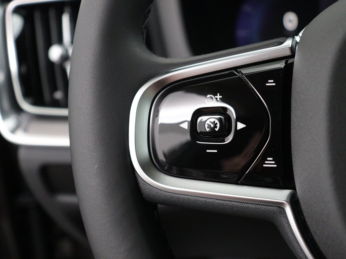 45734638 volvo v60 b4 plus dark 19 lm panoramadak 17