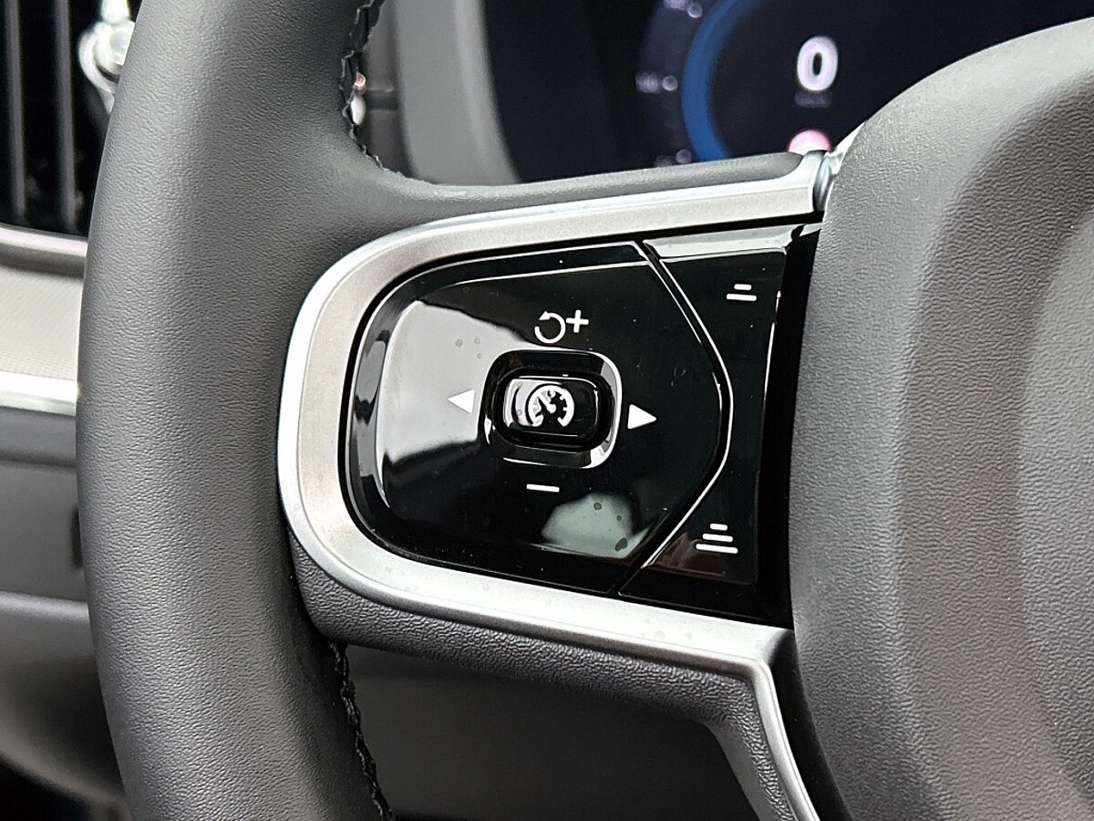 49302489 volvo xc60 2 0 t6 awd ultra dark 7 02