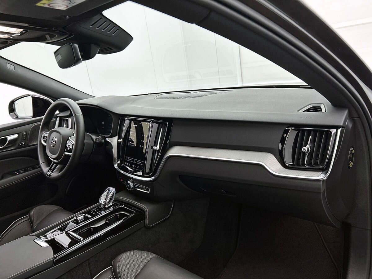 49833852 volvo v60 2 0 t6 awd plus dark trekhaak leder camera 360 harman ka 62