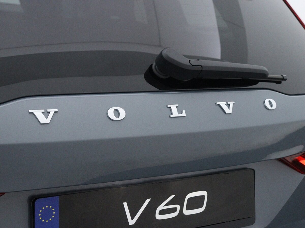 43755968 volvo v60 2 0 b3 plus dark sportstoelen zwarte hemel camera 8b6fa3