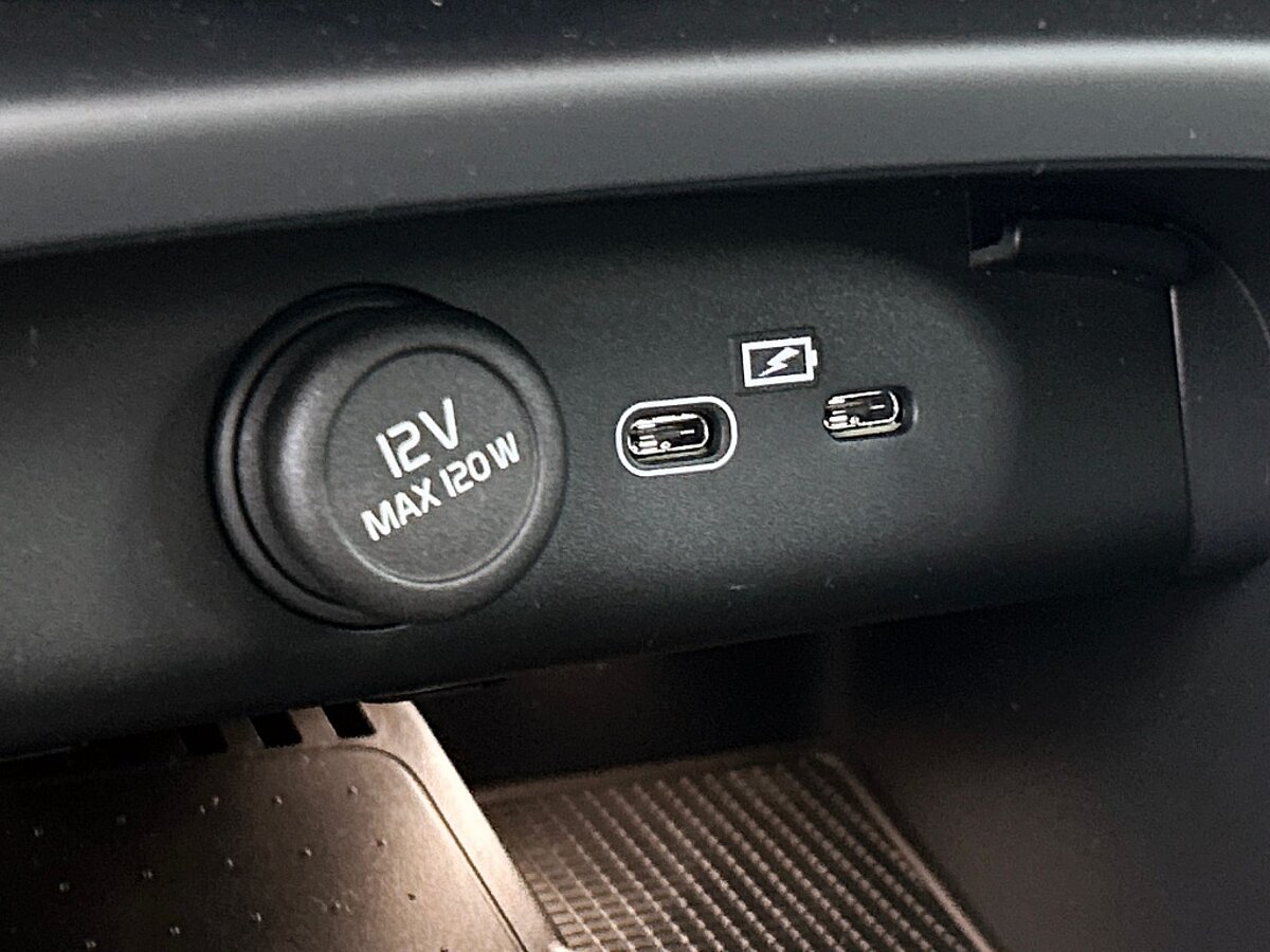 46536156 volvo ec40 extended range plus black edition 82kwh 01
