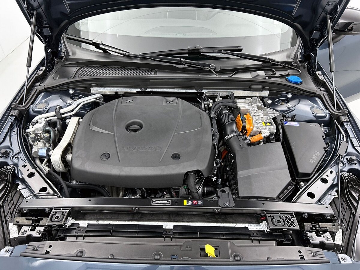 47513318 volvo v60 2 0 t6 awd dark 68