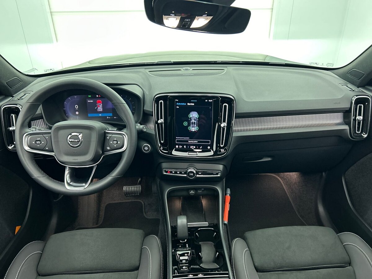 46931780 volvo xc40 2 0 b4 plus black edition 53