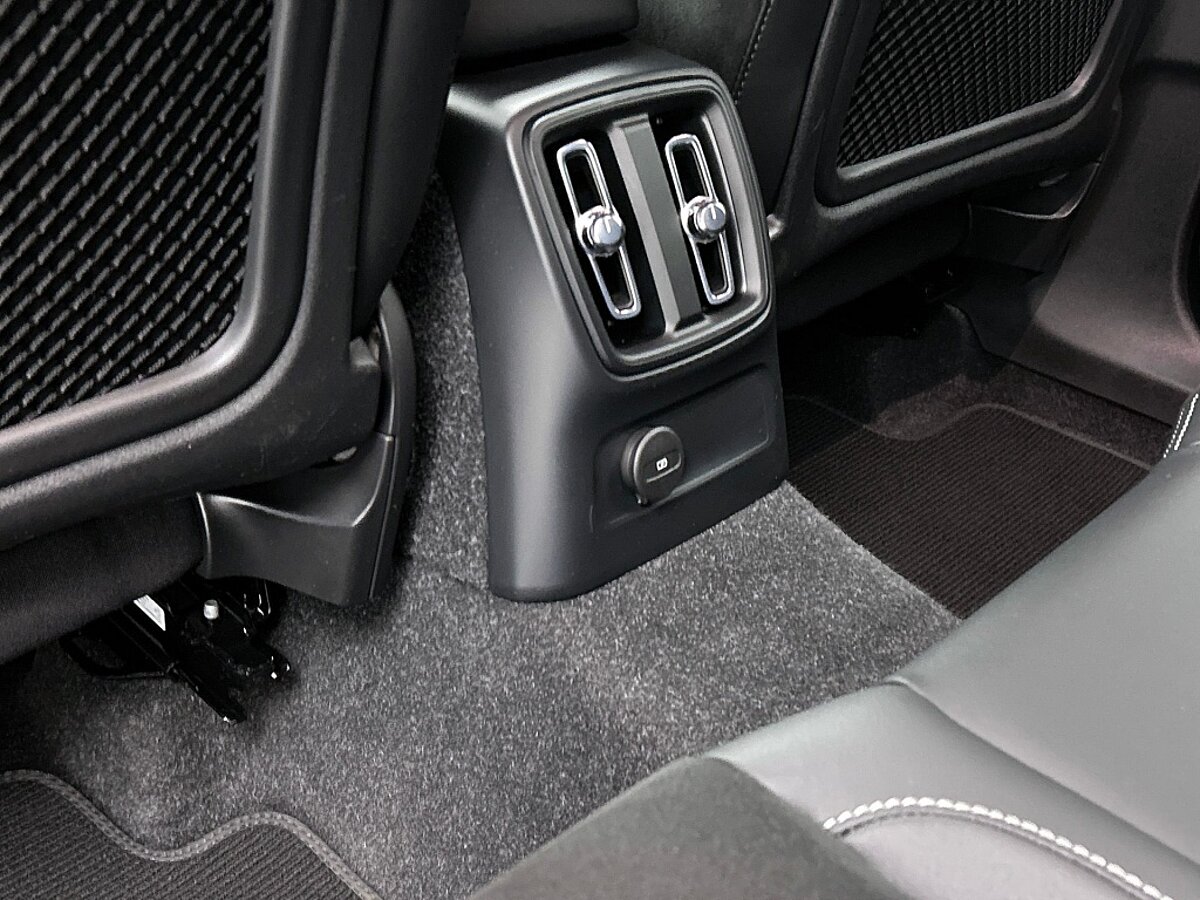 46990970 volvo xc40 1 5 t4 recharge r design 12
