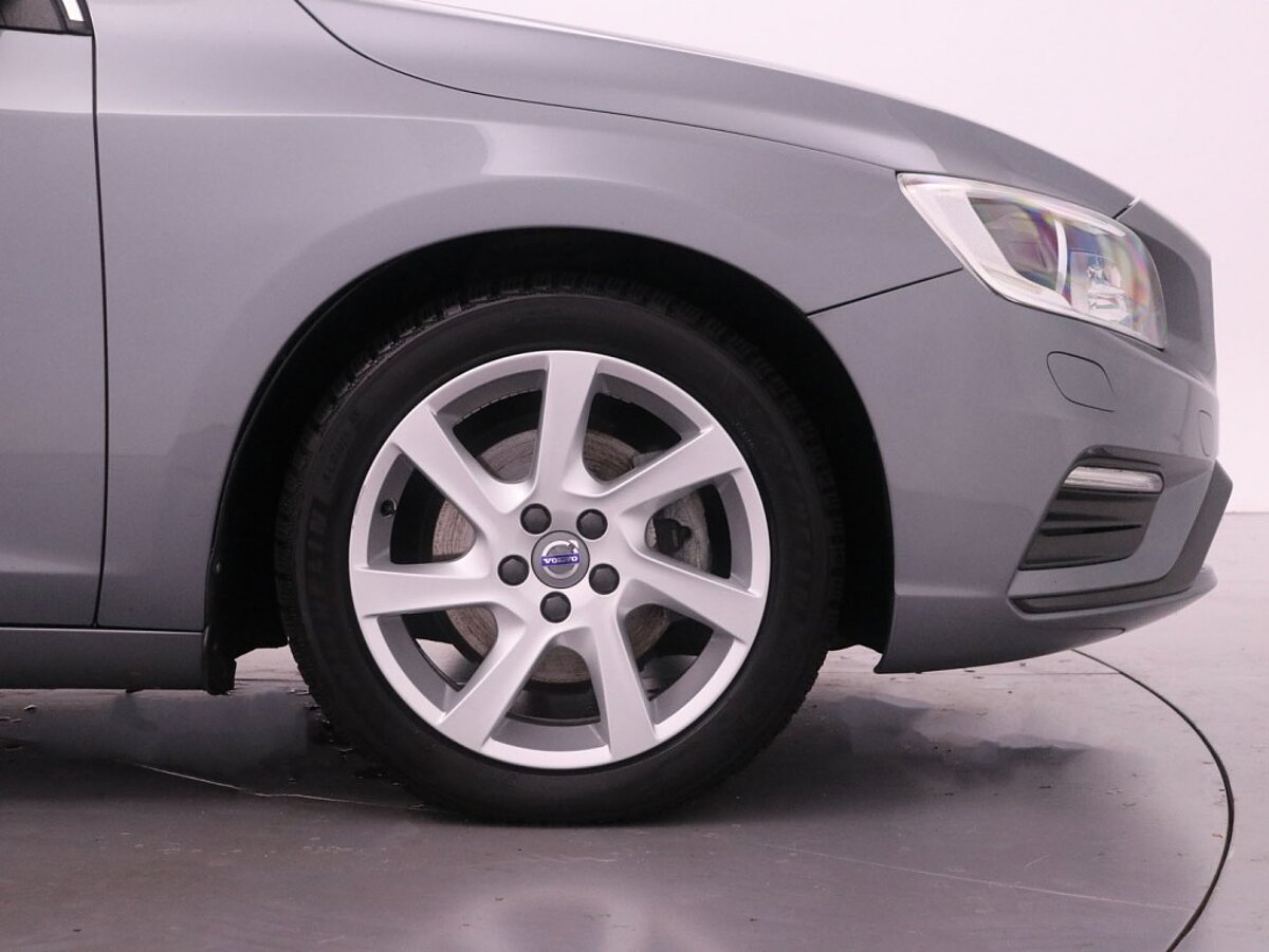 36006266 volvo v60 2 0 d2 r design 01