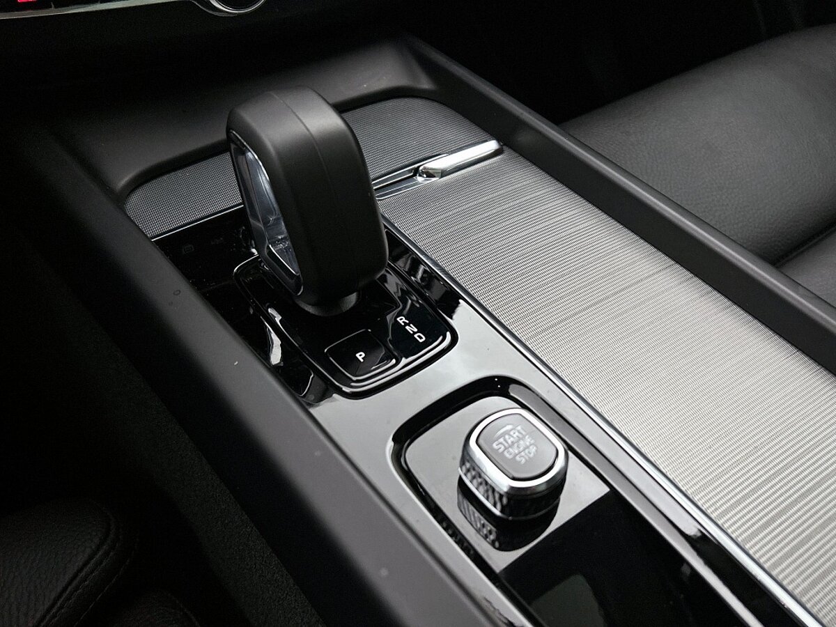 43680818 volvo xc60 2 0 t8 awd plus dark harman kardon panoramadak 21 lm velg 73