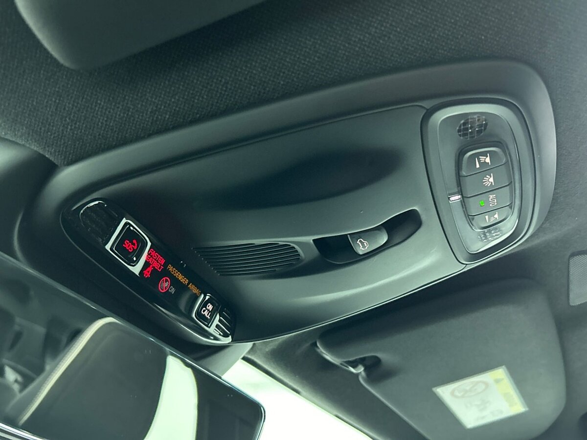 48084423 volvo xc40 1 5 t5 recharge r design 38