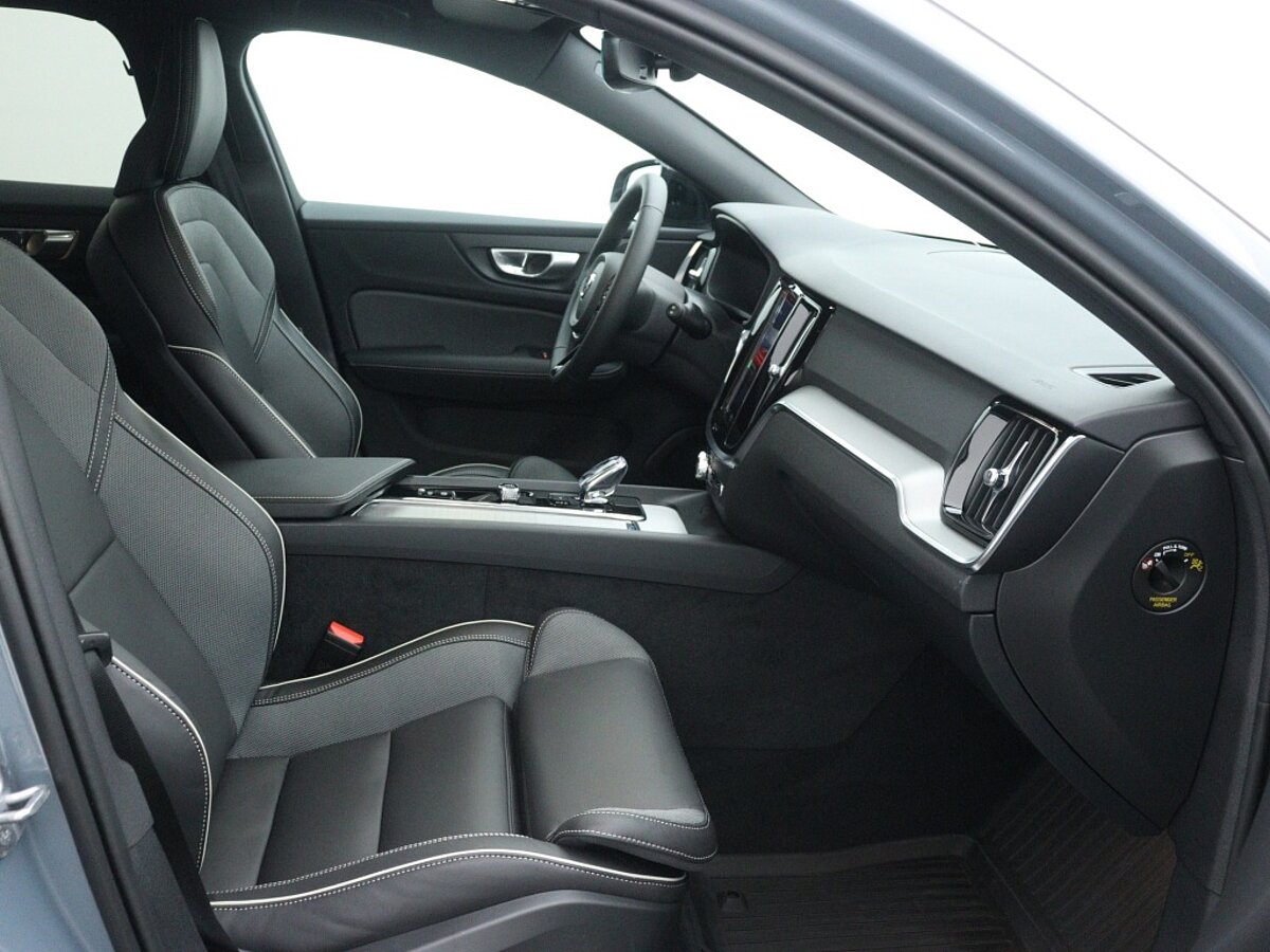 43755968 volvo v60 2 0 b3 plus dark sportstoelen zwarte hemel camera 827cfd