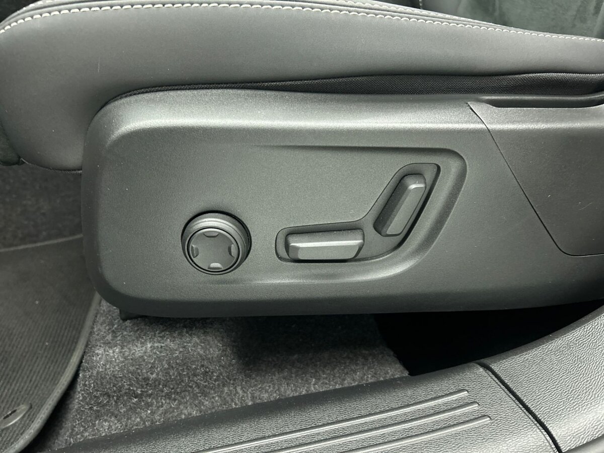 46931780 volvo xc40 2 0 b4 plus black edition 50