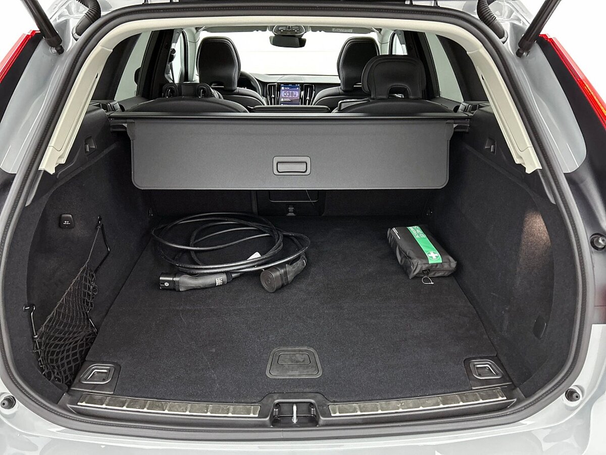 43680818 volvo xc60 2 0 t8 awd plus dark harman kardon panoramadak 21 lm velg 69