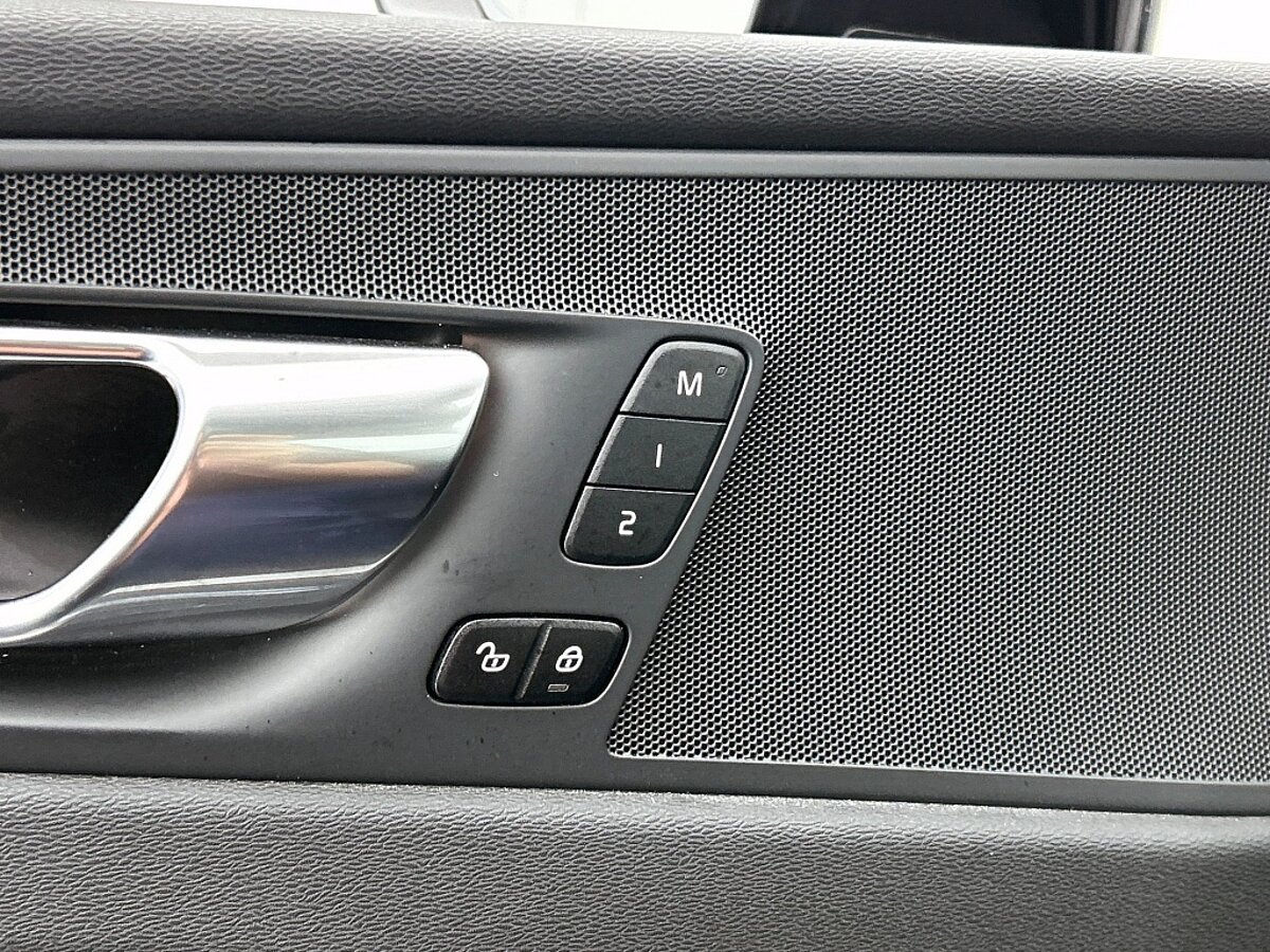 46744793 volvo xc60 2 0 t6 plus dark panorama dak all season trekhaak 9 02
