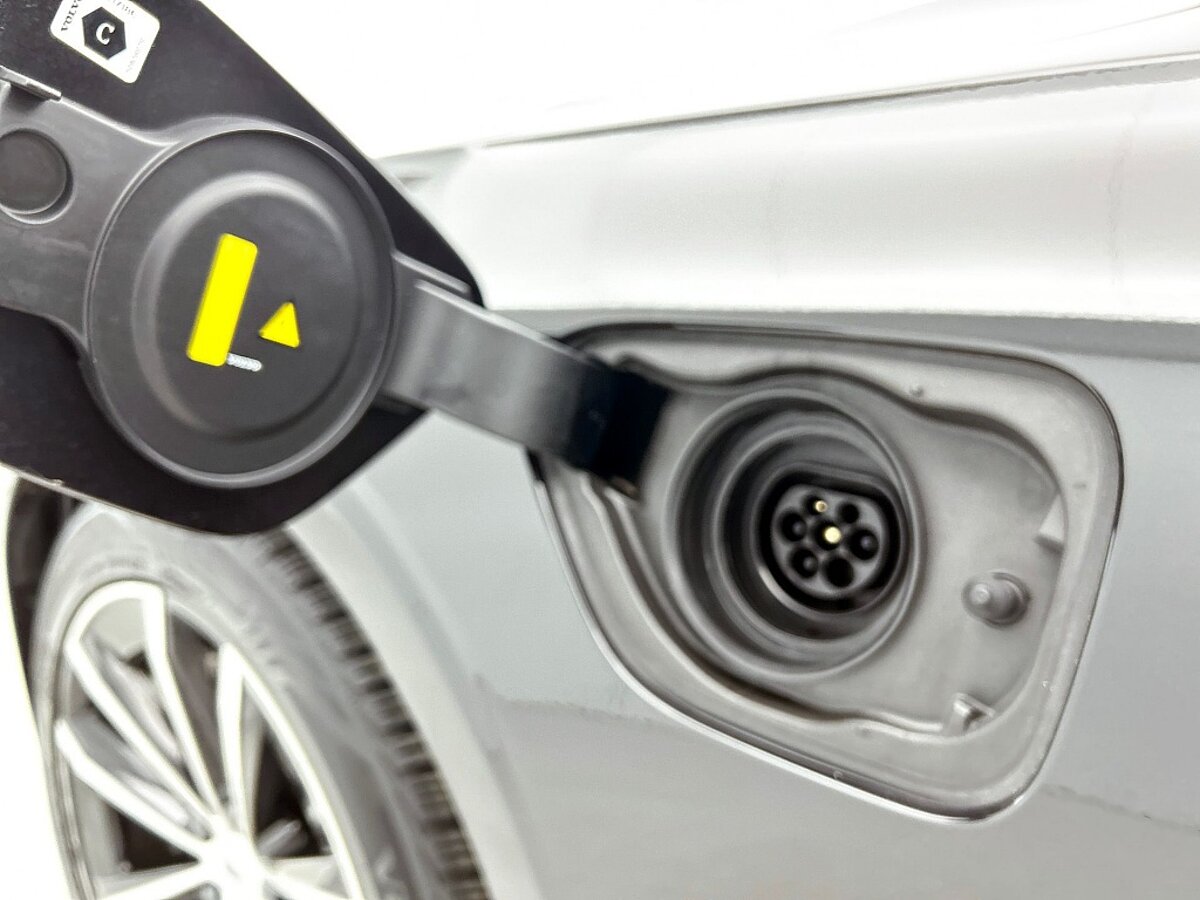 49833650 volvo v60 2 0 t6 awd plus dark trekhaak 360 camera harman kardon aud 81