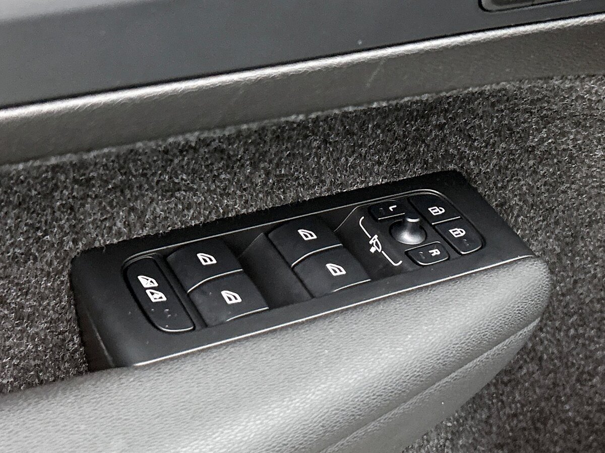 48515761 volvo xc40 2 0 b4 plus dark 19 inch trekhaak voorruit verwarming 99